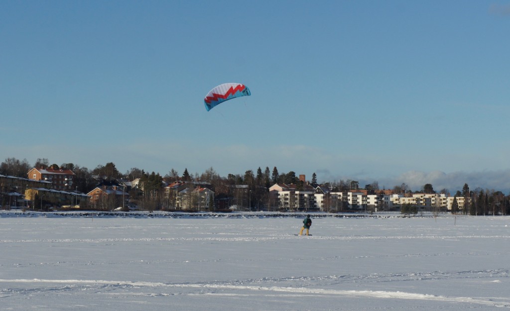 Kite-skidåkare mellan Frösön och stan